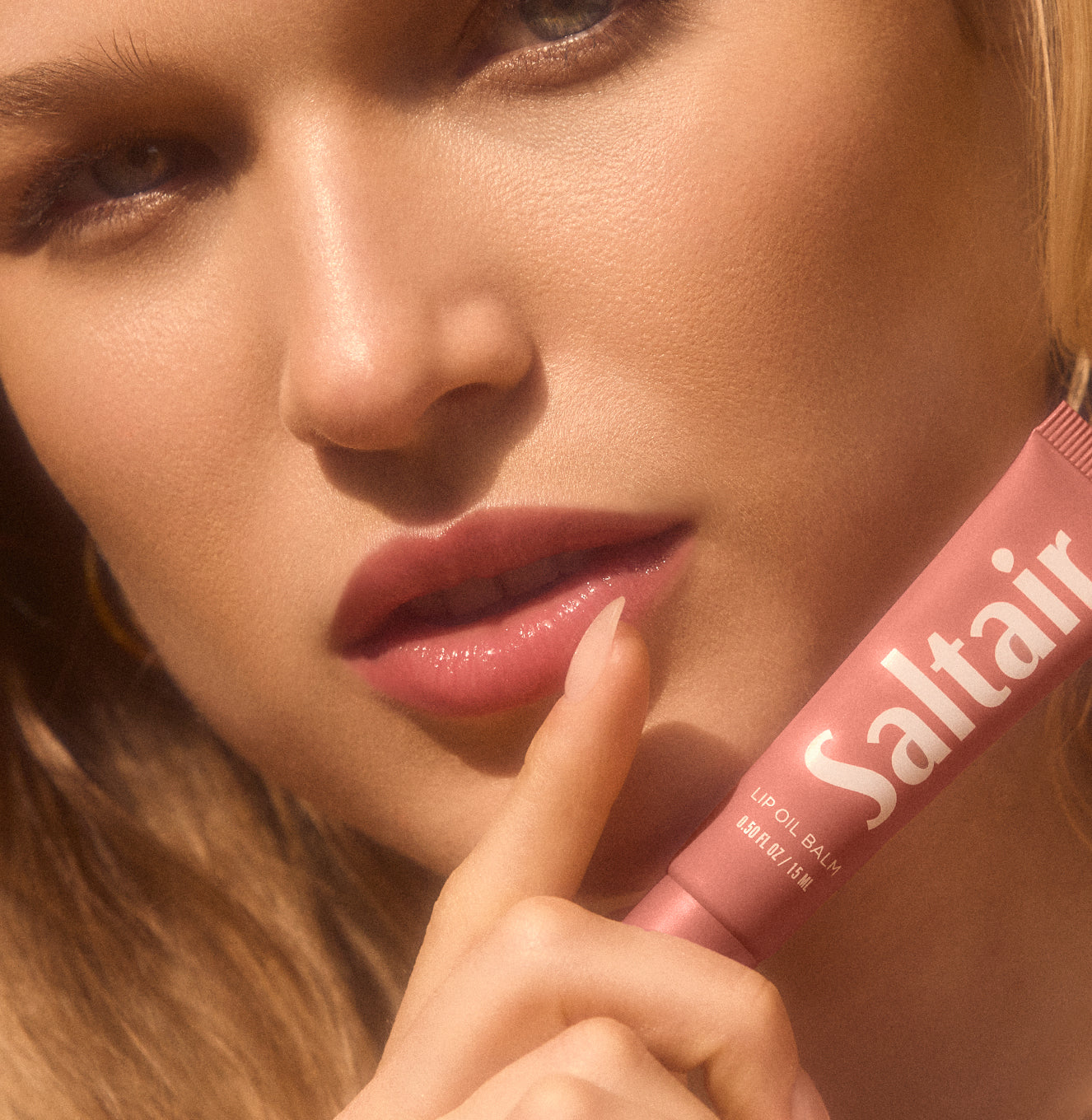 3-SLTR_PDP_LipOilBalm_ModelMacro_Buff_3000x.jpg