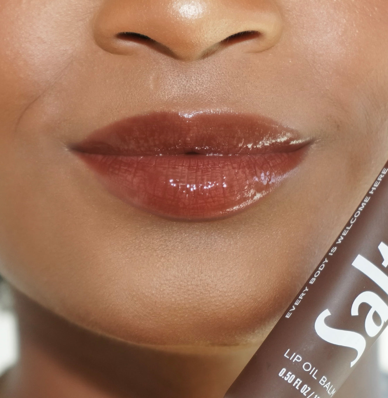 3-SLTR_PDP_LipOilBalm_ModelMacro_Cacao_3000x.jpg
