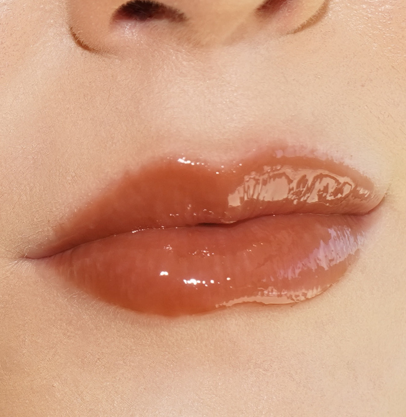3-SLTR_PDP_LipOilBalm_ModelMacro_Toasted_3000x.jpg