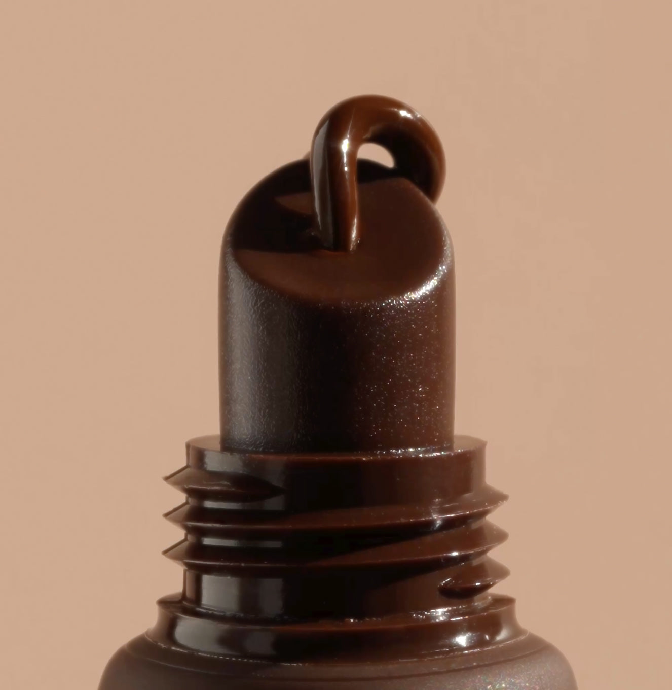 5-SLTR_PDP_LipOilBalm_Applicator-Macro_Cacao_3000x.jpg