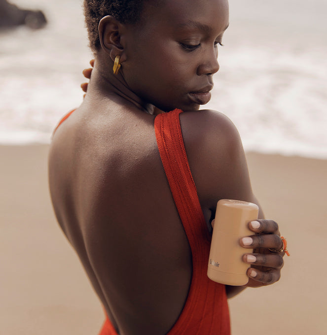 Model-holding-Natural-Deodorant_in-Santal-Bloom_Beach_3a3af482-aa44-454f-9add-84ea2be233d8_3000x.jpg