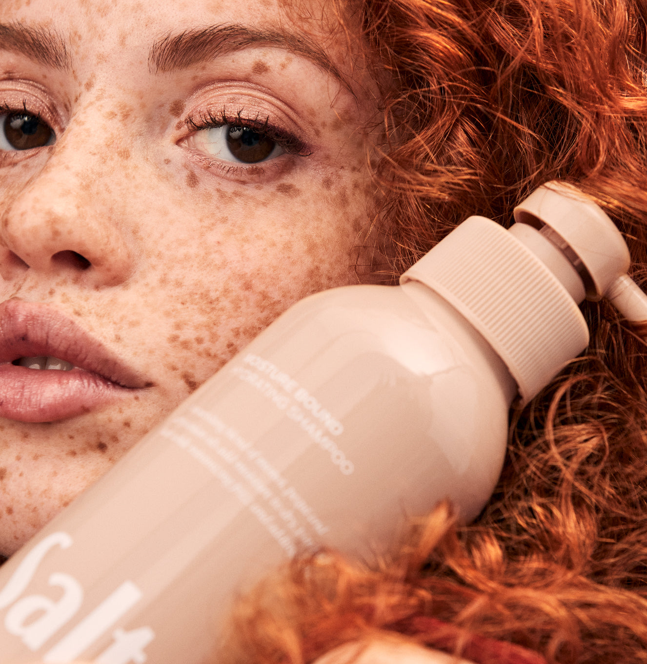 Moisture-Bound_Shampoo_Hydrating_Lifestyle_8e4a66cc-e7ee-4748-9a3a-f6894705fbd1_3000x.jpg